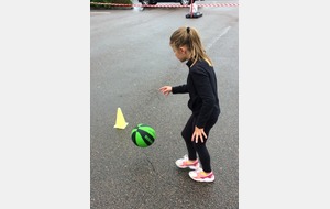 Forum des associations... une petite courageuse à l'essai malgré la pluie !